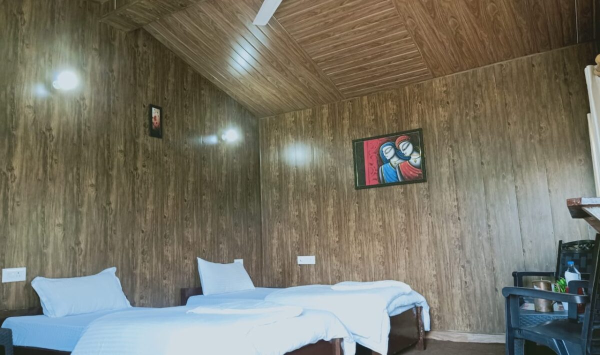 deluxe hotel in guptkashi
