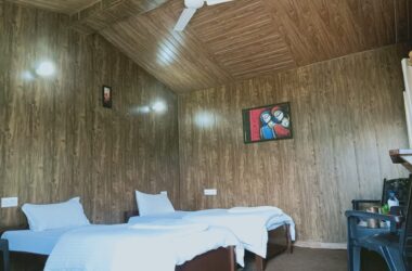 deluxe hotel in guptkashi